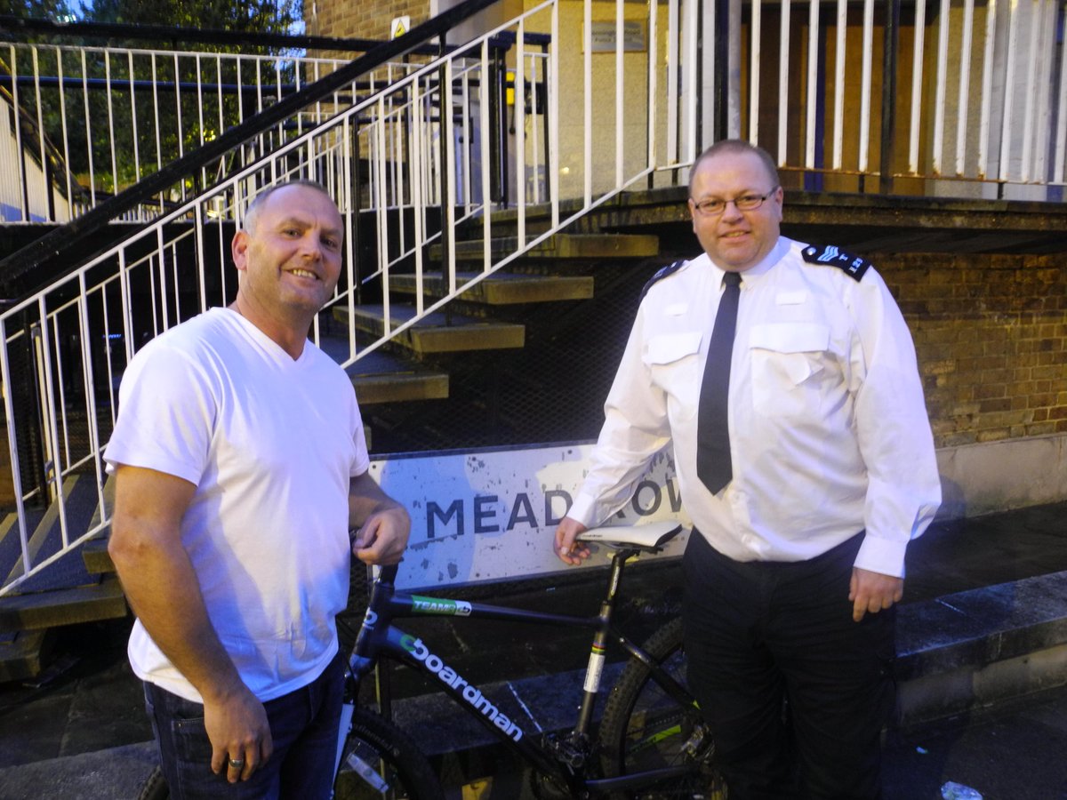 LambethMPS's tweet image. #LambethSaferTransportTeam return a stolen cycle to it's grateful owner. #OperationPluto in action!