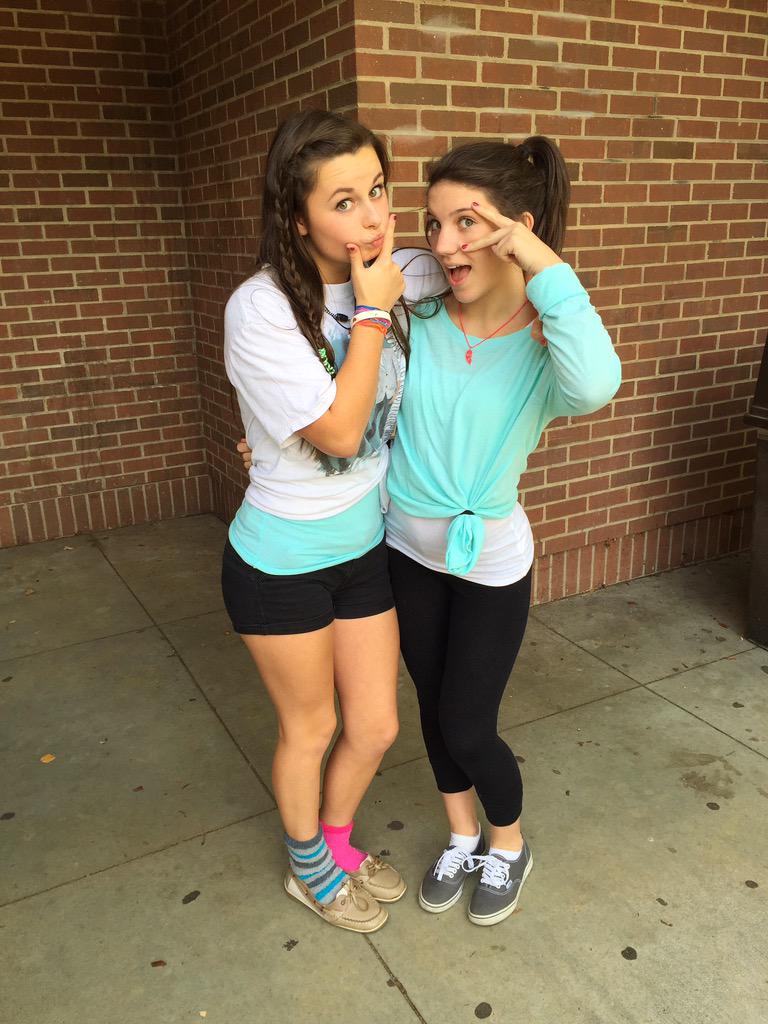 leahhauserr's tweet photo. I'm so 2008 ur so 2000 n late😝✌🏻️ #besties #trainingbras #sillybandz #middleskool #fvhshomecoming http://t.co/qixK5SIWQc
