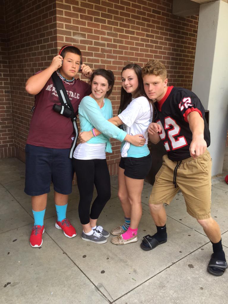 leahhauserr's tweet photo. I'm so 2008 ur so 2000 n late😝✌🏻️ #besties #trainingbras #sillybandz #middleskool #fvhshomecoming http://t.co/qixK5SIWQc