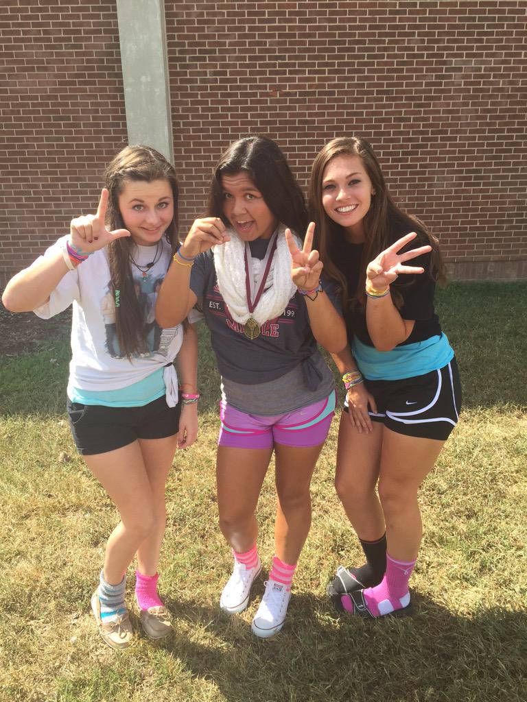 leahhauserr's tweet photo. I'm so 2008 ur so 2000 n late😝✌🏻️ #besties #trainingbras #sillybandz #middleskool #fvhshomecoming http://t.co/qixK5SIWQc