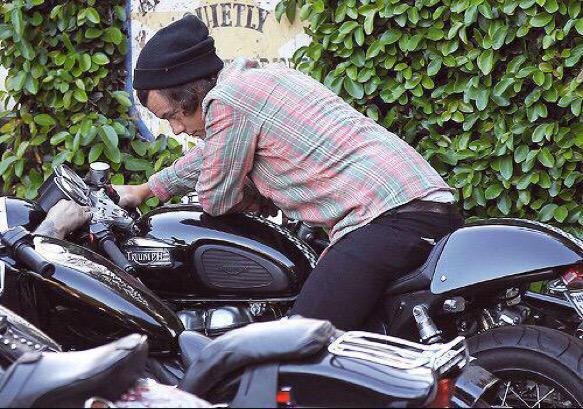 1DHQDaily's tweet photo. RETWEET BECAUSE WE ARE LOSING

#EMABiggestFans1D http://t.co/KuPLKtULWP