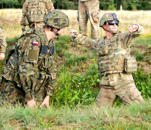 USArmyEURAF's tweet photo. Trading weapons: Understanding one another's capabilities http://t.co/MllzuVkYFP #StrongEurope #AtlanticResolve http://t.co/WPnGQrOtK9
