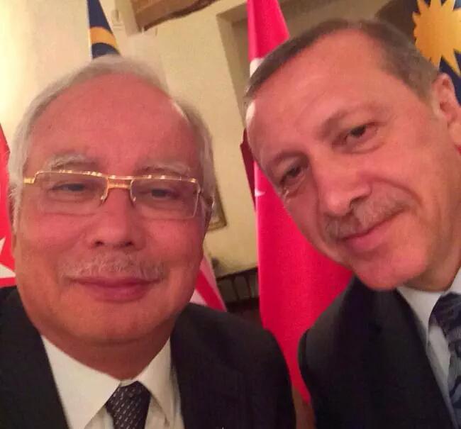 kacsaatolduson's tweet photo. Erdoğan:"Ben hayatımda selfie yapmadım" diyeli bir kaç saat oldu(ama yapmış) http://t.co/BWlL5wNS84