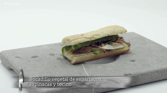 . @SergioBTopChef se atreve con un bocadillo vegetal de espárragos, espinacas y tocino. Y da en el clavo #TopChef2