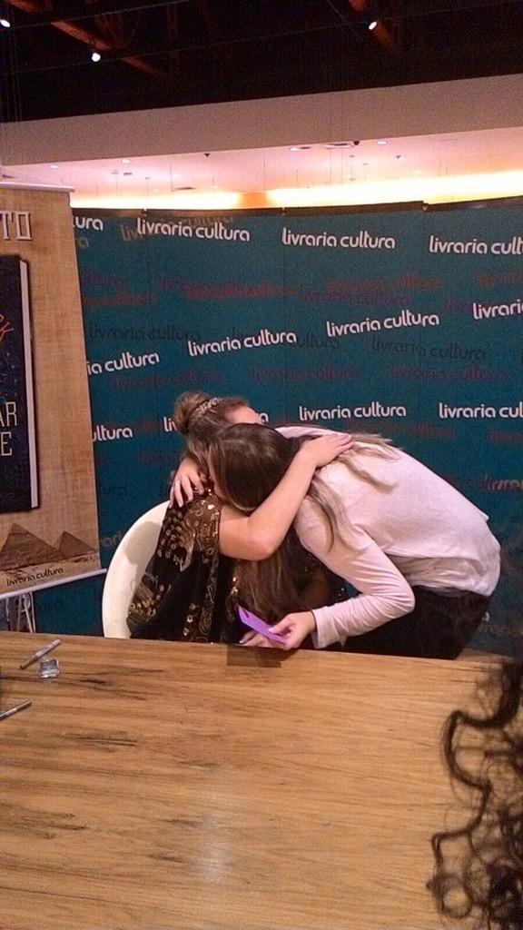 opskellsbells's tweet photo. melhor dia da minha vida? (eu chorando) @ColleenHouck THANK YOU!! 💗 http://t.co/yI39qiZT85