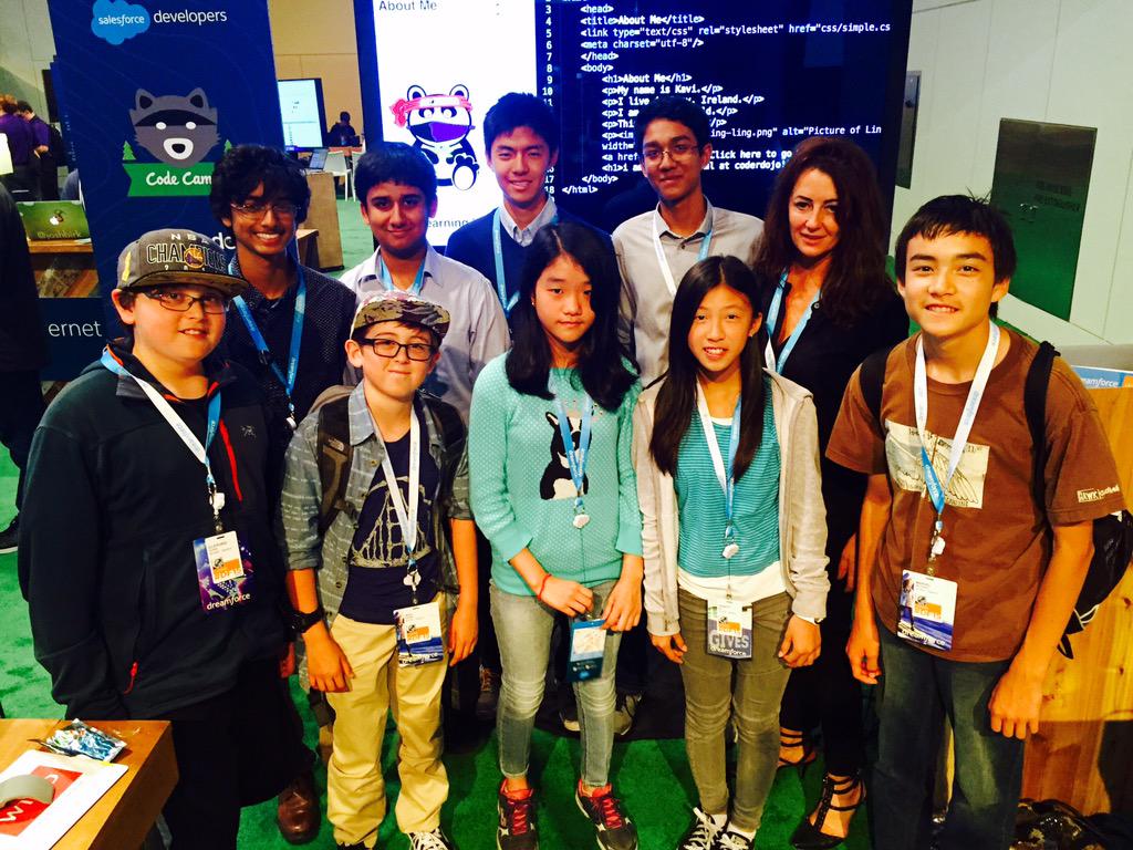 marydunph's tweet photo. @LynbrookVikings high school @CoderDojo mentors doing a super job helping beginner coders @Dreamforce #dfcodes #DF15 http://t.co/7HmbyVux6H