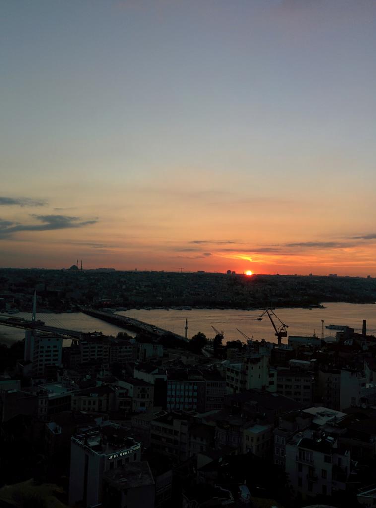goodforenergy's tweet photo. @WGNtraffic @coreyhaines that made me do a double take - could have been this photo I took in Istanbul tonight! http://t.co/gLBoFEBHsm