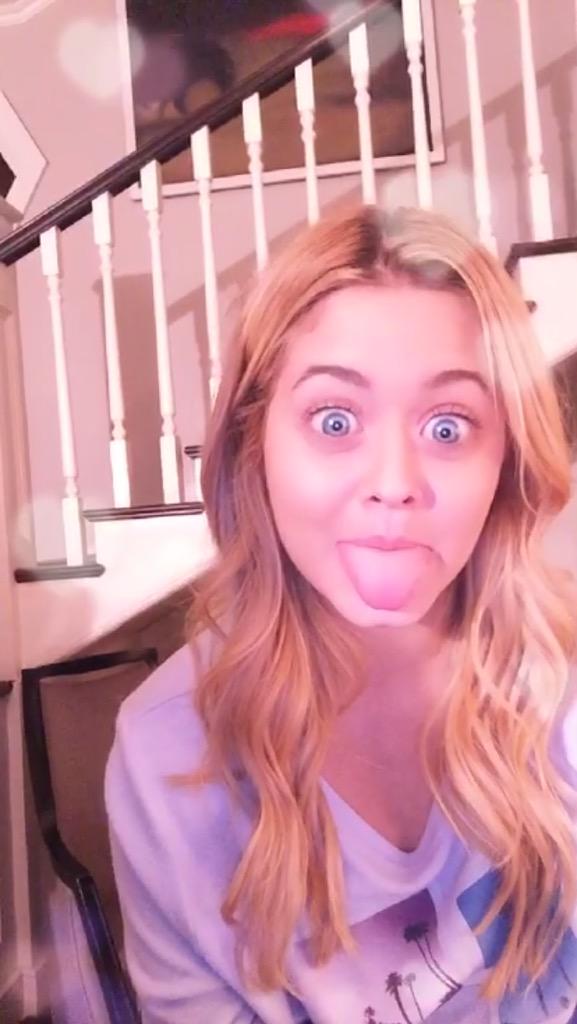 bestsashpics's tweet photo. CUTEST HUMAN EVER http://t.co/1TKRj8yxK8