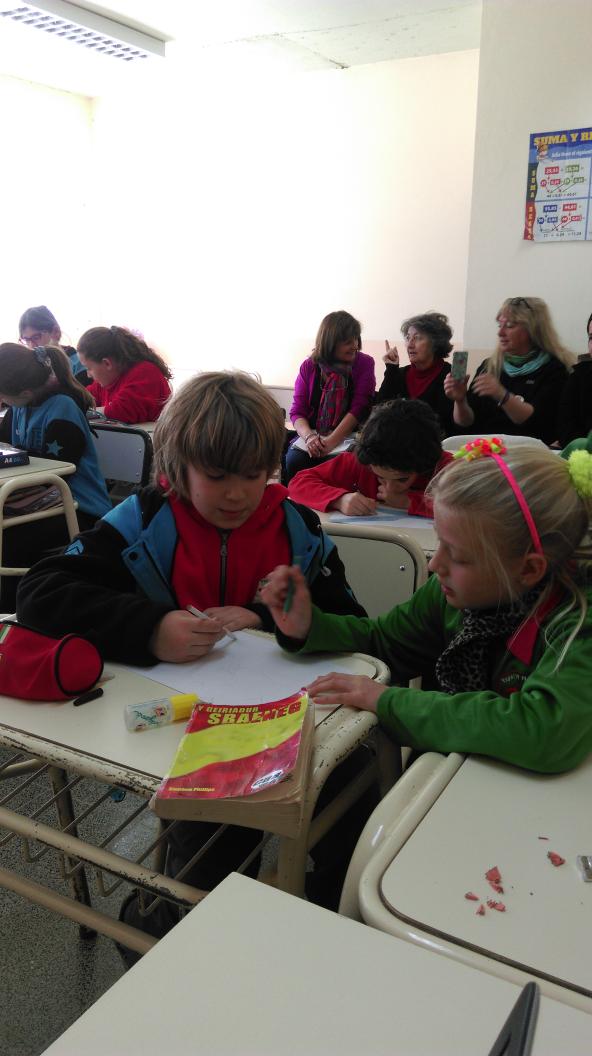 casgliadywerin's tweet photo. Diwrnod gweithgar dros ben gyda plant Ysgol Yr Hendre, Trelew! Eitemau newydd i'r wefan! #CyWladfa #Patagonia150 http://t.co/iIBAm5FeOb
