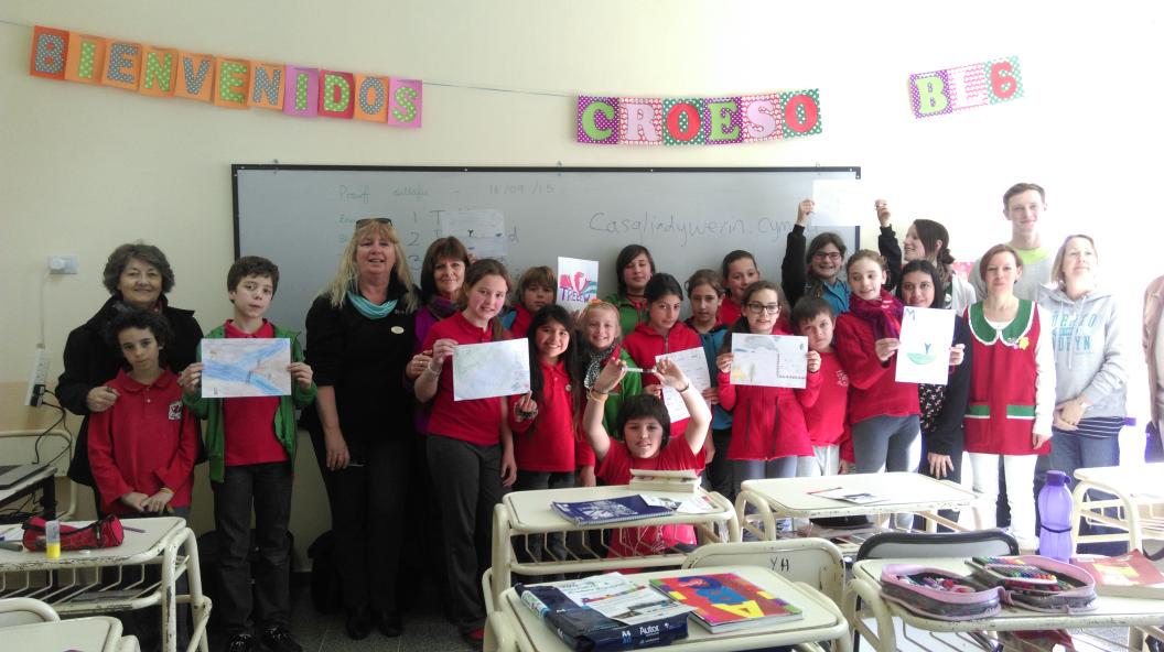 casgliadywerin's tweet photo. Diwrnod gweithgar dros ben gyda plant Ysgol Yr Hendre, Trelew! Eitemau newydd i'r wefan! #CyWladfa #Patagonia150 http://t.co/iIBAm5FeOb