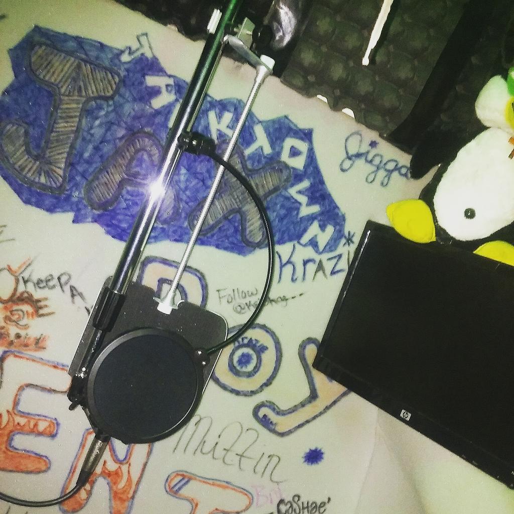 IAmAaronKJames's tweet photo. #bryanttech #IAmAaronJ Just a portion of my small recording studio ! 💿🎶 http://t.co/KbId0wyp8p