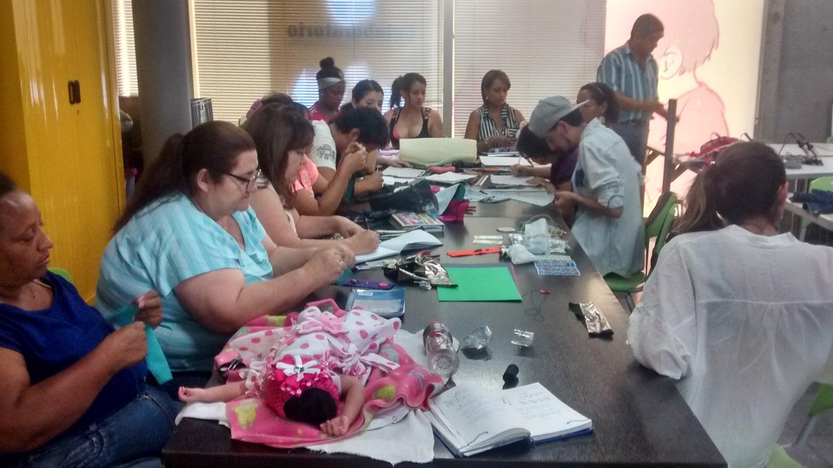 camikant's tweet photo. Accesorios que alumbran para todas las edades. Taller de #electrotextiles en el #colaboratoriomde de @ParqueExplora http://t.co/qx0Bge3Cud