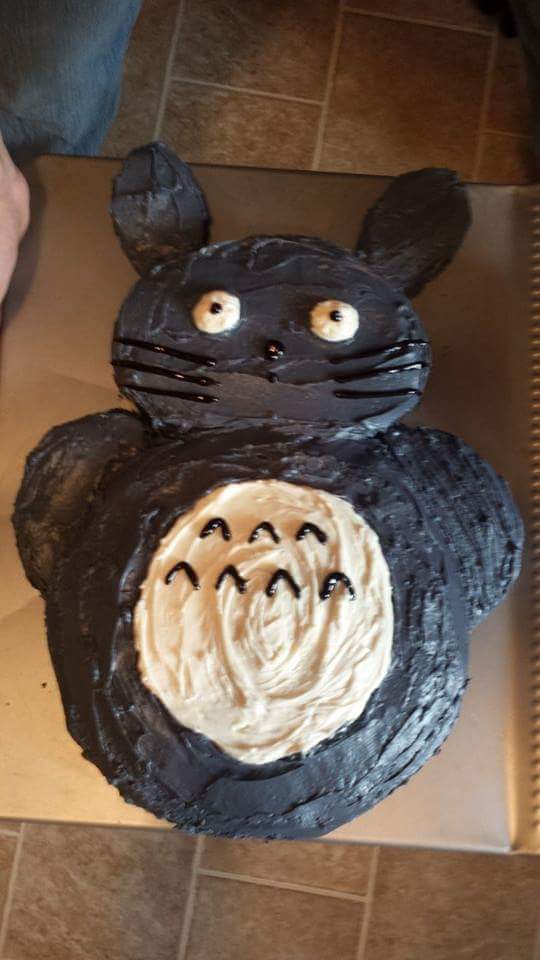 xSamMoorex's tweet photo. My attempt at a #Totoro cake
 #cakedecorating  #StudioGhibli http://t.co/uSlGEE7I5v