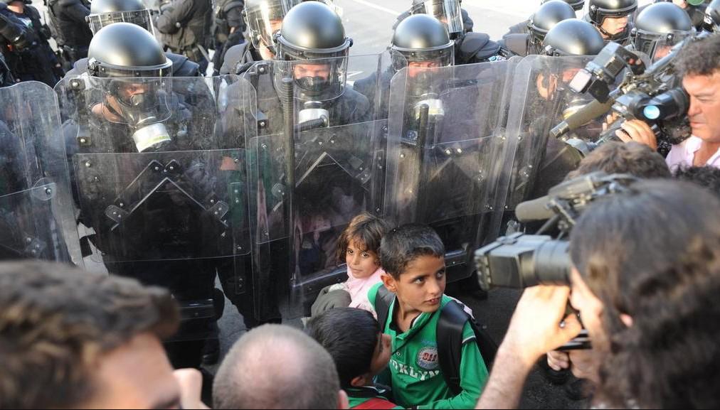 Vader Achmed: "Kom Ali, even naar voren, dan kom je op de foto en geven ze ons misschien meer welvaart".