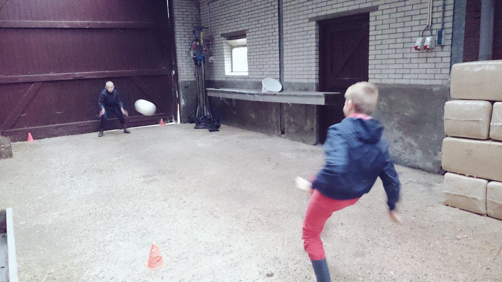 EsFuite's tweet photo. De kids zijn binnen lekker actief geweest vandaag op de @pieperhoeve! #aangepastsporten #rainyday http://t.co/6jqYF7Th9G