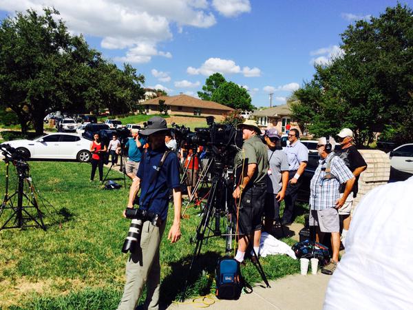 Habibies's tweet photo. His son was arrested for making a clock, tensed, yet he brings Pizzas for #Media, that's a Muslim. #IStandWithAhmed http://t.co/A4k6q9R4XG