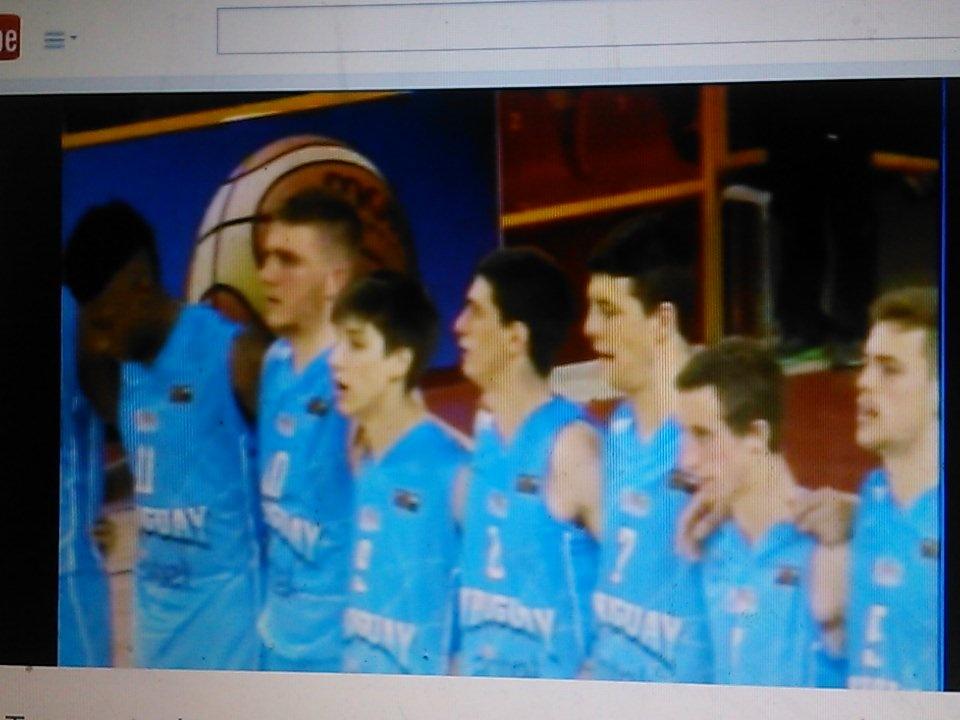SelUruguayBBall's tweet photo. La #SeleccionU17Masculina cantando el Himno Nacional #SabremosCumplir http://t.co/Xan3wlOBCw