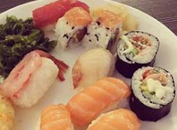 BeiClares90's tweet photo. A veces con simples cosas se sacan grandes sonrisas 😊 Sushi, B&amp;B y buena compañía 😆😍😚❤ http://t.co/vI7Xgexsv2