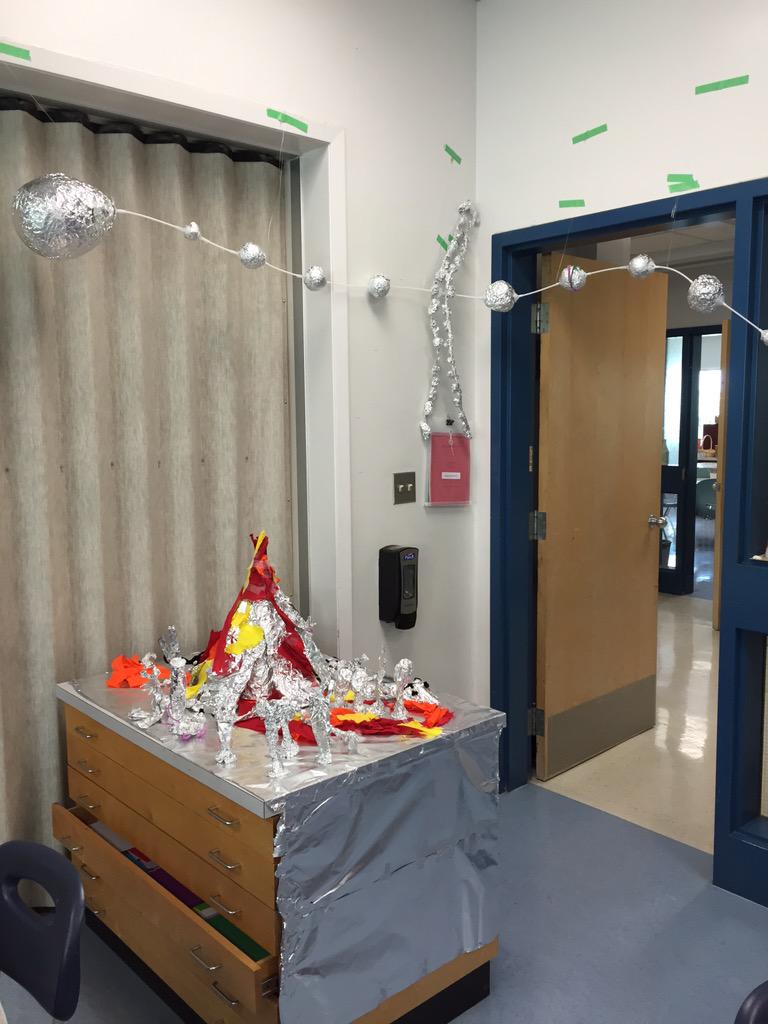 reillycolleen's tweet photo. Jurassic World! Atomic 13 beaker head challenge #beakerhead #atomic13 #tinfoil # grade3 http://t.co/qiX1vfesbn