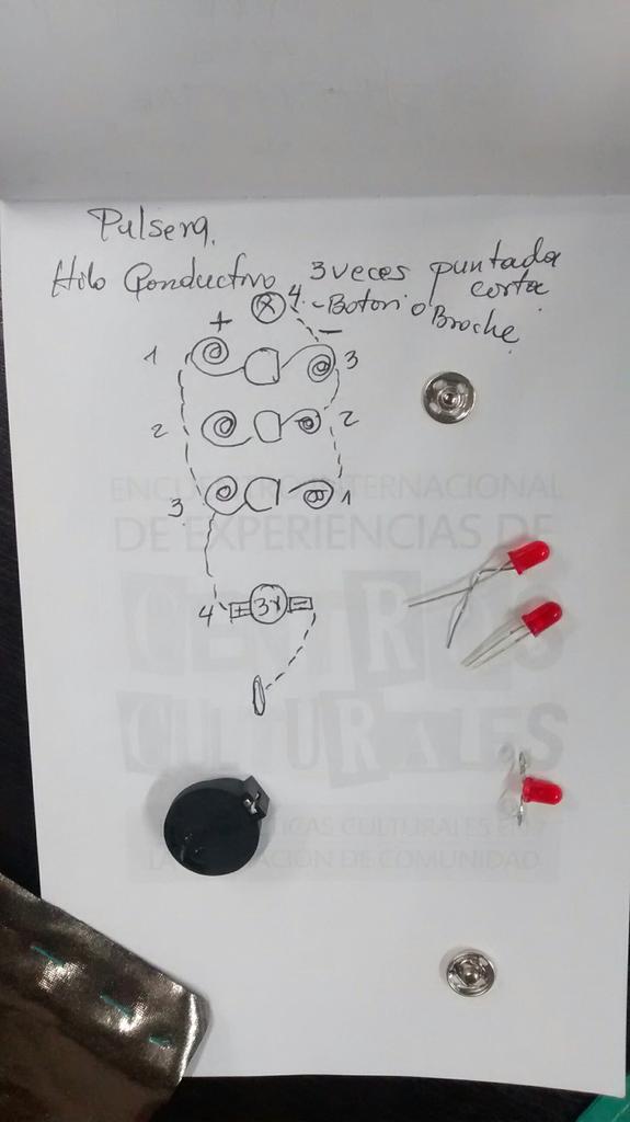 camikant's tweet photo. (Apuntes) para construir una pulsera que alumbra #electrotextiles en el #colaboratoriomde cc @ParqueExplora http://t.co/5pl3NkM2mS