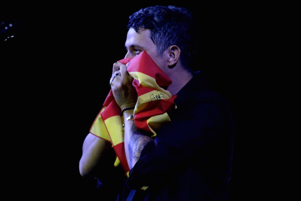 AlejandroSanz's tweet photo. Os quiero. #SiropeBarcelona #GiraSirope http://t.co/iiaFvJiYZt