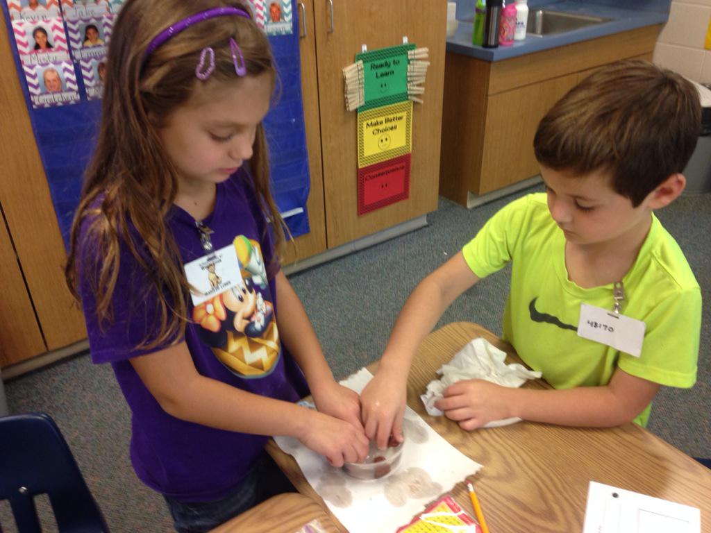 MrsThomasWDS's tweet photo. We were "ROCK"stars today as we worked on our rock investigations!  Sooo impressed!:) http://t.co/srH4DXSpN5