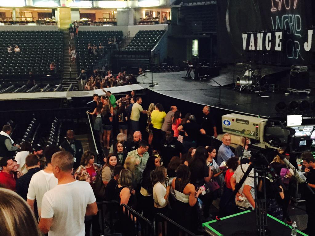 995zpl's tweet photo. THE PIT @taylorswift13 #HelloMissSwift http://t.co/OGkZylPo2W