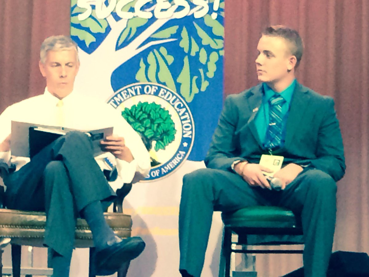 MSDDecatur's tweet image. DCHS senior w US Secretary of Education, Arne Duncan. #readyforsuccess #DecaturProud