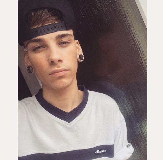 RayRayUrBae's tweet image. New fake 😬