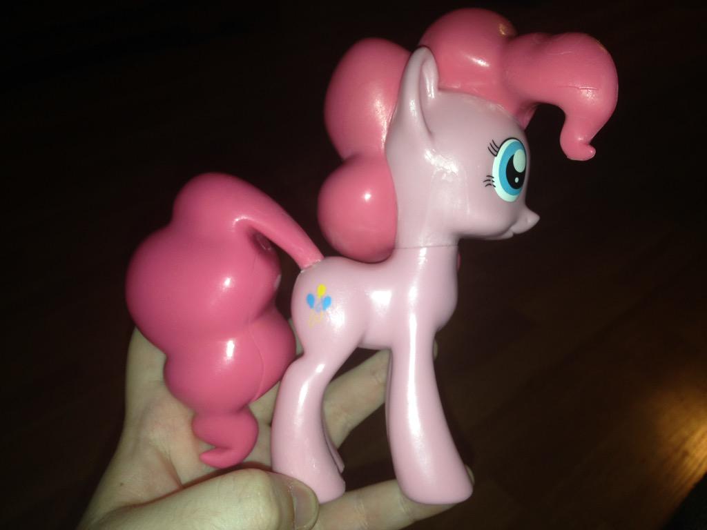 _helloimerin's tweet photo. I LOVE HER SO MUCH OMG . | #mylittlepony #brony #pinkiepie #misspie #funkovynalfigure http://t.co/tiifC5wL0N