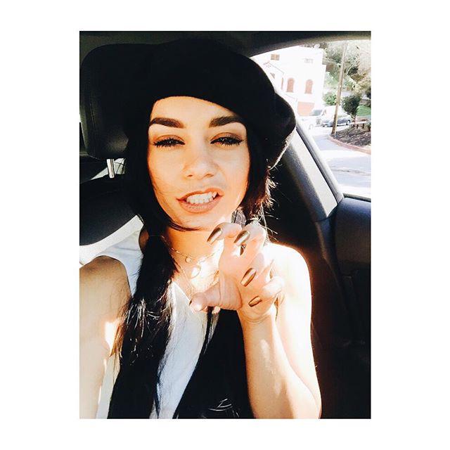 VanessaHudgens's tweet photo. This new nail color got me feelin like... 😻😻😺😼😻 rawr! http://t.co/WconNF1eP2
