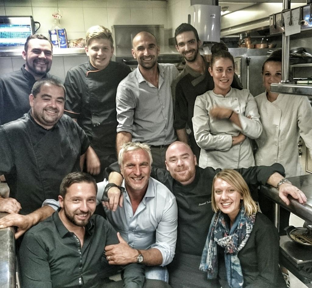 arnaudtabarec's tweet photo. Visite des copains aux crampons! Merci les amis!
#davidginola #jeromealonso #teamseasens #tabarec #fiveseashotel http://t.co/tEC9WWxAr7