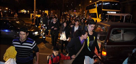 juanmiguelon3's tweet photo. Valparaíso,#Chile, inicia evacuación tras alarma de tsunami (Foto: @PublimetroChile) http://t.co/byMDoLXllV