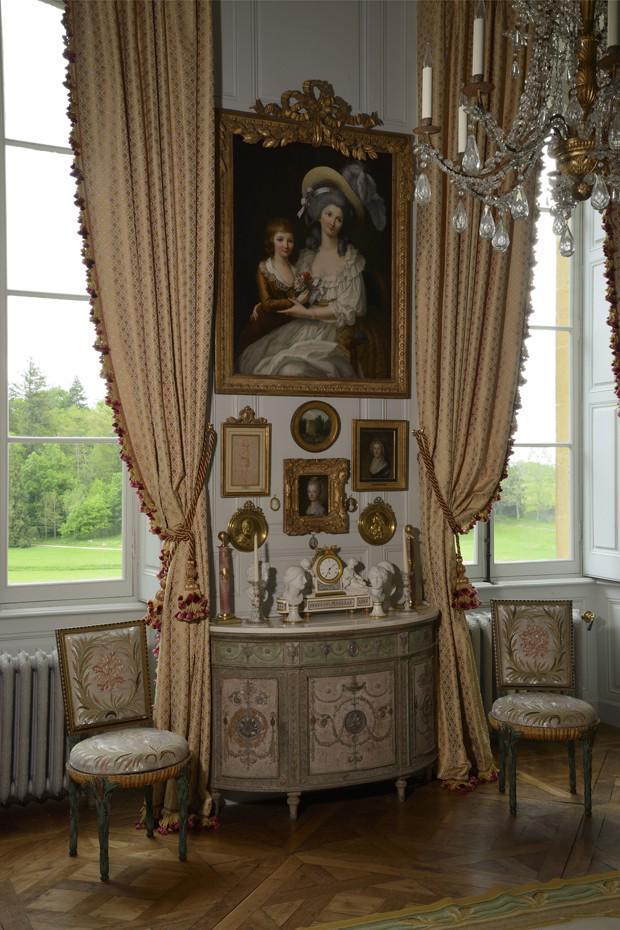 casavoguebrasil's tweet photo. Paraíso vintage: um tour pelo château de #Digoine! Itens do castelo vão a leilão na Christie’s http://t.co/Wl0AORXZRd http://t.co/UmH122tOED