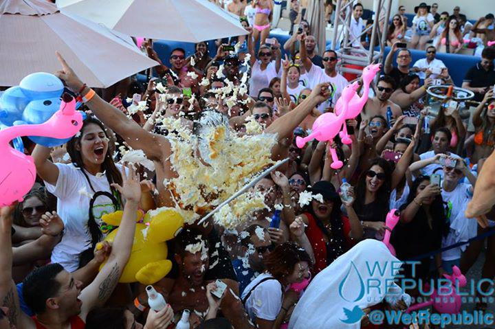 VegasPartying's tweet photo. You and your close friends need be in Vegas too! | Tickets: https://t.co/2HzEKjCo6x http://t.co/VT9rVof4xe