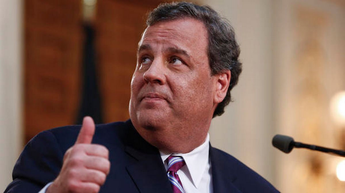 During #GOPDebate introduction, <a href="/ChrisChristie/">Chris Christie</a> asks to take camera "off me" and point it at audience.