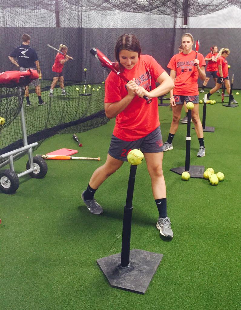 coachbrooker12's tweet image. Short. Compact. Quick hands. @kate_mcghee24 was killin&apos; it today. #swingtraining #gmcsoftball