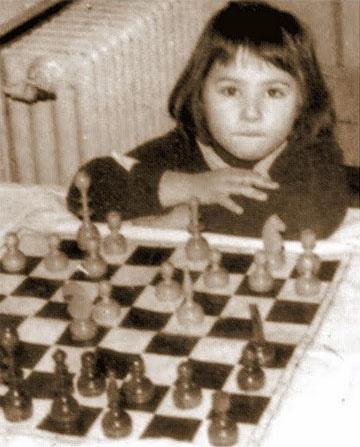 ChessGeeks's tweet image. Judith Polgar in her childhood.  #chessgeeks