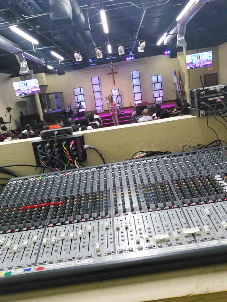 FadefulKutz's tweet photo. At @accirving getting a good ole word and serving at the same time ! @PastorMcGill @PastorTMcGill #FreeFromIssues http://t.co/ajc062Y629