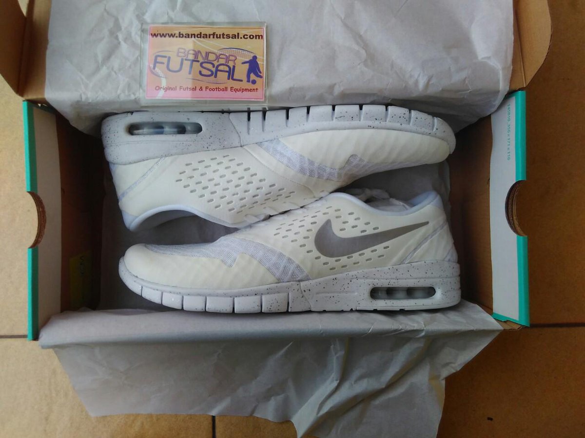 bandarfutsal's tweet photo. NIKE ERIC KOSTON 2 MAX
Artikel = 631047-100
Harga Resmi = 1,299,000
Harga Promo = 1,072,000 http://t.co/iPwANUC6ZK