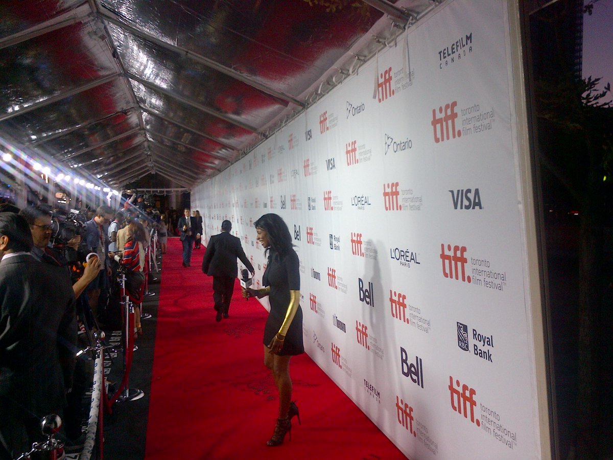 paramountsecure's tweet photo. #TIFF15 Next up on the red carpet @roythomsonhall Forsaken #KeiferSutherland #DemiMoore #paramountsecurity http://t.co/XGaSSkO5zb