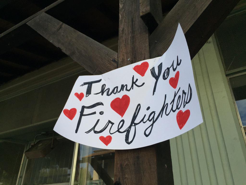 ChrisNguyenTV's tweet image. Signs all over #AngelsCamp thanking firefighters for their service. #ButteFire