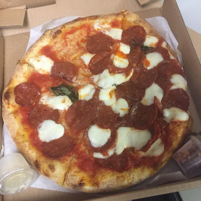 Plz enjoy your toppings on ONLY THIS SIDE ? RT @undeux: Oh come on @pitfirepizza ? http://t.co/zN0VS