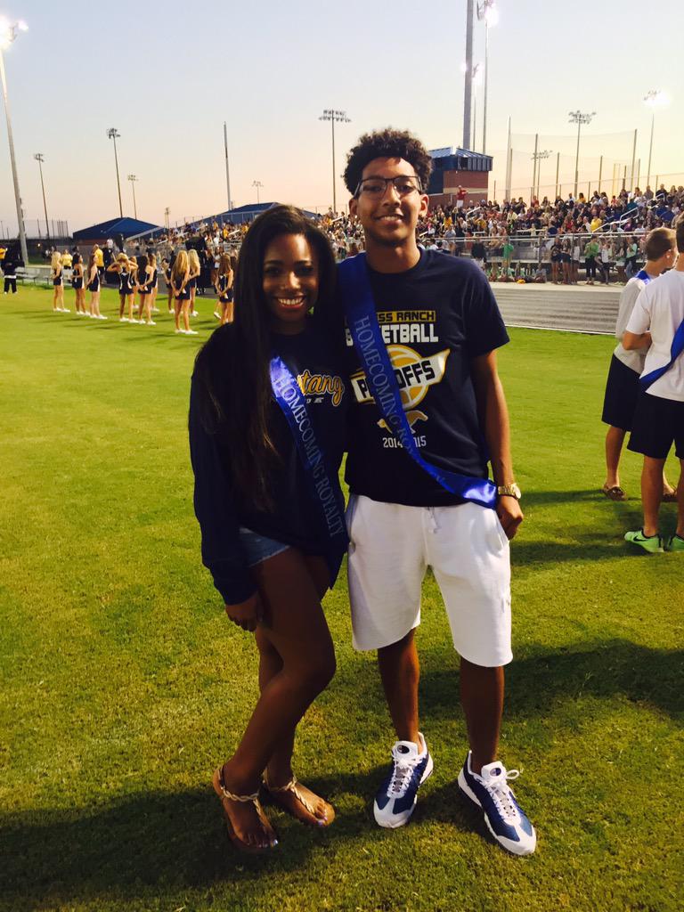HC parade w/ <a href="/taylor_ellison7/">.</a> 💙💛👑 #M&amp;TKingandQueen 💯