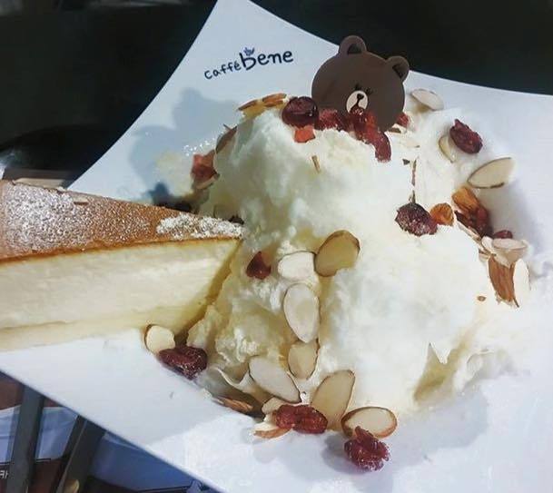 CaffeBeneMN's tweet photo. Намрын дулаан өдрүүд дуусахаас өмнө 
Наашаа ирээд Snowflake Bingsu идээд аваарай :3
Cheese Snowflake Bingsu #CaffeB… http://t.co/N92NBTufMz