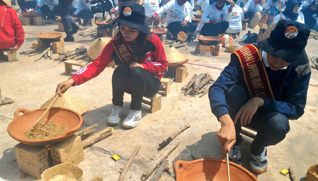 Muli-Mekhanai Lambar juga ikuti pemecahan rekor MURI "Sangrai Kopi 1000 Tungku" kemarin.