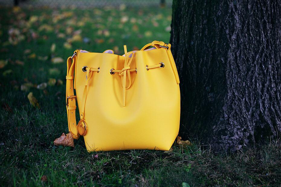 Studio_PDP's tweet photo. 💞Some husky love w/ Rozalia &amp; our honey bee #BucketBorealis Bag 💛🐝🐝✨ http://t.co/DxkUKfsAzT