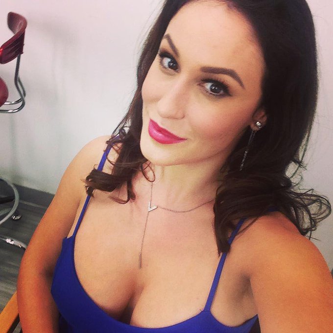 Feeling blue? #brunette #redlips #glamour #playboy #PlayboyTV @playboytelevision #jukeboxx #humpday #makeup