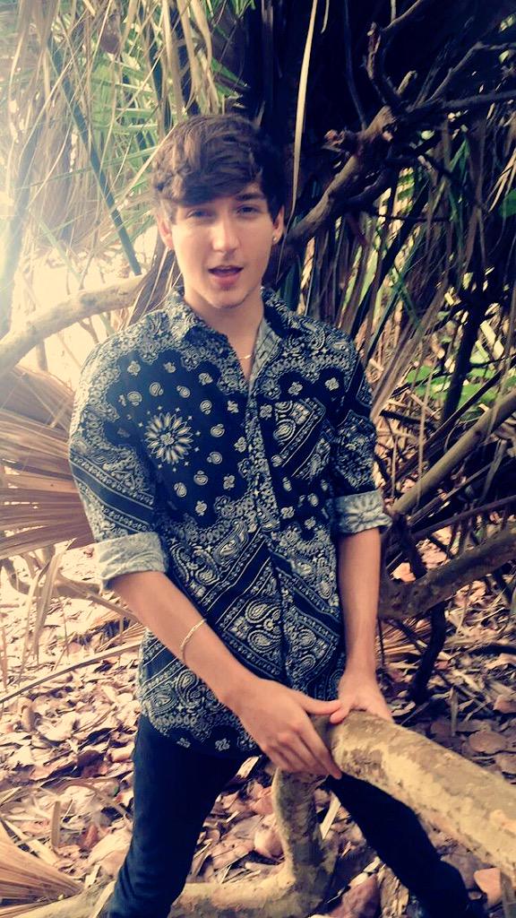 alexparker05's tweet photo. Got wood? 🙈 http://t.co/F13C5xK9CB