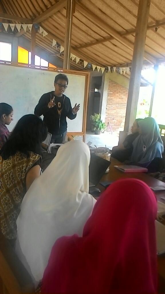 bu_mamok's tweet photo. Mas @motulz berbagi tips socmed utk temen2 komunitas industri kreatif di Galeri Komunitas,desa Karanganyar, Borobudur http://t.co/h9uKywevNy
